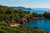 Malerische Küste und rote Felsen, bei Anthéor, Saint-Raphaël, Massif de l'Esterel, Esterel-Gebirge, Département Var, Cote d'Azur, Provence-Alpes-Côte d'Azur, Frankreich