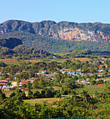 Cuba, Vinales Valley, Valle de Vinales, mogotes, limestone cliffs, 