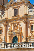  Fassade der Cattedrale di San Giovanni Battista, Ragusa, Provinz Ragusa, Sizilien, Italien 