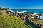 Drei Personen wandern über der Küste des Indischen Ozeans, Wild Coast Trail, Wild Coast, Eastern Cape, Südafrika