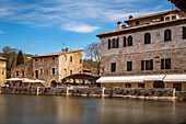 Bagno Vignoni mit seiner Quelle mitten im Ort, Val d'Orcia., Toskana, Italien