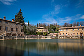 Bagno Vignoni mit seiner Quelle mitten im Ort, Val d'Orcia., Toskana, Italien