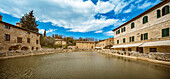 Bagno Vignoni mit seiner Quelle mitten im Ort, Val d'Orcia., Toskana, Italien
