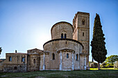  The monastery church of the Abbey of Sant&#39;Antimo in Castelnuovo dell&#39;Abate, Val d&#39;Orcia, Tuscany, Italy 