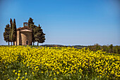 The Madonna di Vitaleta chapel near Pienza, Val d&#39;Orcia, Tuscany, Italy 
