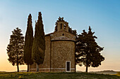  The Chapel of Madonna di Vitaleta near Pienza in the evening light, Val d&#39;Orcia, Tuscany, Italy 