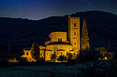  The monastery church of the Abbey of Sant&#39;Antimo in Castelnuovo dell&#39;Abate at night, Val d&#39;Orcia, Tuscany, Italy 