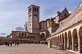  The surroundings of the Basilica of San Francesco d&#39;Assisi, Assisi, Umbria, Italy 