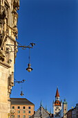 Historische Laternen an der Fassade Neues Rathaus, Blick auf Altes Rathaus und daneben Turm der Heilig-Geist-Kirche, München, Bayern, Deutschland