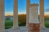 Blick vom Monopteros über den Englischer Garten auf die Türme der Frauenkirche und Theatinerkirche, München, Bayern, Deutschland München, Bayern, Deutschland