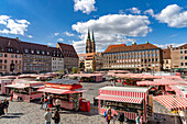  Market stalls on the main market square and St. Sebaldus Church in Nuremberg, Bavaria, Germany  