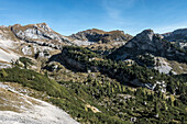 Blick von der Langen Gasse über das Rofangebirge zu Hochiss (links) und Spieljoch (mitte), Rofangebirge, Maurach, Tirol, Österreich