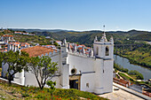  Hauptkirche von Mertola, ursprünglich eine Moschee, mit Blick auf den Fluss Guadiana, Region Alentejo, Portugal, Südeuropa 