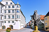 Franziskusbrunnen mit Blick auf die ehemalige Jesuitenuniversität mit Johann-Michael-Sailer-Denkmal und auf die Königstraße, Dillingen an der Donau, Bayerisch-Schwaben, Schwaben, Bayern, Deutschland