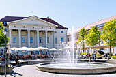  Young Theater at Bismarckplatz with fountain, Regensburg, Upper Palatinate, Bavaria, Germany 