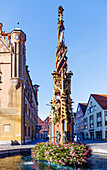  Ulm Town Hall and Fish Box Fountain on the Market Square and view of the Museum Society building on Neue Straße, Ulm, Swabian Alb, Baden-Württemberg, Germany 