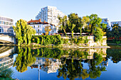 Insel mit Haus der Begegnung in Neu-Ulm e.V., Restaurant SunRice und Blick auf Cardiologicum Herzklinik Ulm MVZ mit Wasserspiegelung in der Donau, Neu-Ulm, Bayerisch-Schwaben, Schwaben, Bayern, Deutschland