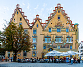  Ulm Town Hall and restaurant tables on the market square in the evening, Ulm, Swabian Alb, Baden-Württemberg, Germany 