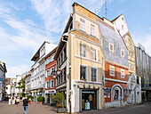 Rue Lambert und Rue des Marechaux mit Wandmalerei "Cour des Marechauxf" als Trompe l'oeil Fassade, Mulhouse, Elsass, Frankreich