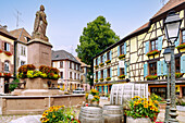  Place de la Sinne with Fontaine Friedrich (Friedrich&#39;s Fountain) and wine barrels in Ribeauvillé, Alsace, France 