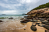 Blick auf  den Altlantik und Felsen am Sand Beach, Park Loop Road, Acadia Nationalpark, Mount Desert Island, Maine, USA