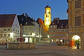  Memmingen market square with the illuminated St. Martin&#39;s Church, Allgäu, Swabia, Bavaria, Germany 