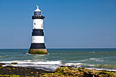 Der Leuchtturm von Penmon, Insel Anglesey, Gwynedd, Wales, Großbritannien