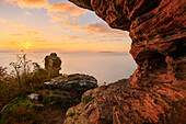 Felsen an den Luger Geiersteinen bei Sonnenaufgang, Pfälzerwald, Deutschland