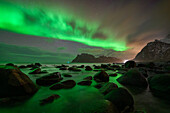Uttakleiv Beach mit Polarlicht, Lofoten, Norwegen