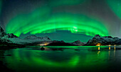 Polarlicht Panorama am Fjord, Lofoten, Norwegen