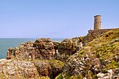Felsen und Turm mit Aussichtsplattform am Cap Fréhel, Côte d’Émeraude, Cotes d'Armor, Bretagne, Frankreich