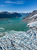 Luftaufnahme des Expeditionskreuzfahrtschiffs World Voyager (Atlas Ocean Voyages) mit Gletscher im Vordergrund, Evighedsfjorden (Ewigkeitsfjord), Queqatta, Grönland, Europa