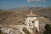  Bergkapelle Calascio, Gran Sasso, Abruzzen, Italien 