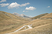  Landschaftsblick auf das Gran-Sasso-Plateau, Abruzzen, Italien 