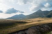 Landschaft Gran-Sasso-Plateau bei Sonnenuntergang, Abruzzen, Italien