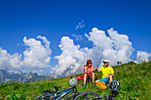Mann und Frau beim Mountainbiken machen Pause, Gotzenalm, Nationalpark Berchtesgaden, Berchtesgadener Alpen, Berchtesgaden, Oberbayern, Bayern, Deutschland
