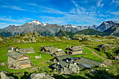 Almsiedlung Prabello mit Monte Disgrazia im Hintergrund, Valmalenco, Alta via della Valmalenco, Bernina-Alpen, Lombardei, Italien