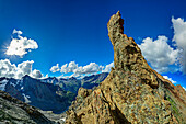 Felsturm mit Berninagruppe im Hintergrund, Valmalenco, Alta via della Valmalenco, Bernina-Alpen, Lombardei, Italien