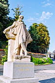 Denkmal mit Skulptur von François-René de Chateaubriand an der Place Châteaubriand in Combourg, Ille-et-Vilaine, Bretagne, Frankreich