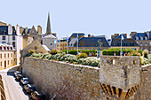 View from the ramparts of the fortified island of Ville Close in Saint-Malo, overlooking the gardens of the Maison du Quebec and houses in the old town of Intra Muros, Côte d'Emeraude, Côtes-d'Armor, Brittany, France