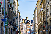 Blick durch die Rue Chateaurenault auf die Fachwerkhäuser an der Place du Champ-Jacquet in der Altstadt von Rennes, Ille-et-Vilaine, Bretagne, Frankreich