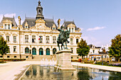  Town Hall (Hôtel de Ville) with equestrian statue of the Duke of Brittany, Arthur III (Arthur de Richemont), and fountain with water features at Place Maurice Marchais in Vannes, Morbihan, Brittany, France 