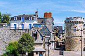  The Château de Vitré castle complex and half-timbered houses of the Rue d&#39;en Bas in the old town of Vitré, Ille-et-Vilaine, Brittany, France 