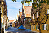  Fuggerei, Herrengasse, Augsburg, Swabia, Bavaria, Germany 