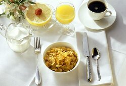 Kaffee mit Orangensaft und Cornflakes