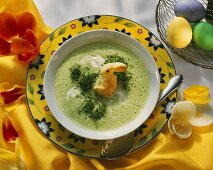 Kresseschaumsuppe dekoriert mit Blätterteigosterhase