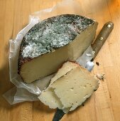 Halber Pecorino angeschnitten m. Messer (Pienza, Toskana)