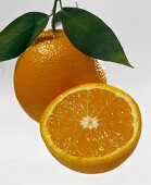 Ganze Orange mit Blättern & Orangenhälfte