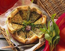 Kräuter-Frischkäse-Quiche mit Sauerampfer, angeschnitten