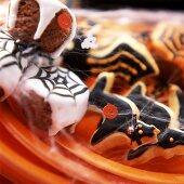 Muffins mit Spinnennetzglasur und Kekse zu Halloween